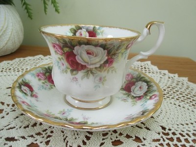 SEHR HÜBSCHE ROYAL ALBERT TASSE UND UNTERTASSE CELEBRATIONS ROSE DESIGN - SELTEN