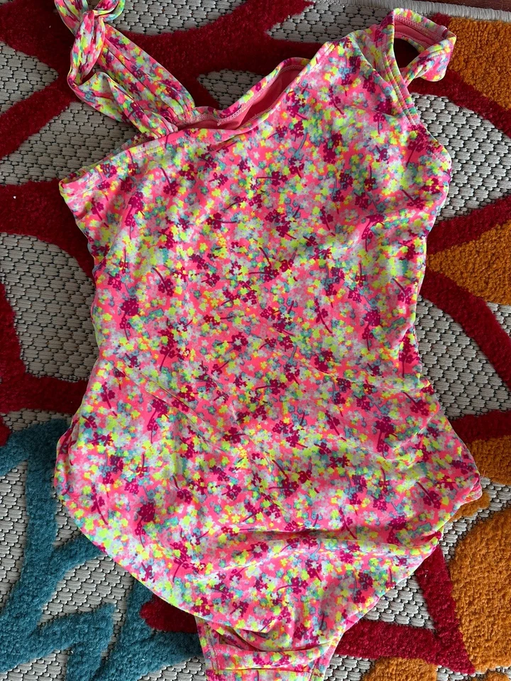 Traje de baño de una pieza floral rosa Gap para niñas, diseño asimétrico, verano, talla 10 Foto 3 de 4