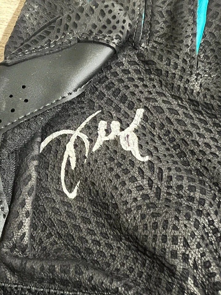 2018 MLB Seattle Mariners Dee Gordon Signed Batting Gloves Under Armour Yard JSA - Image 2 of 4