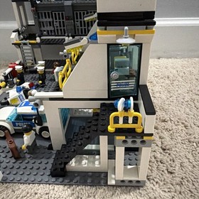 LEGO City: Police Headquarters (7744) 99% Complete - Missing Some Stickers READ