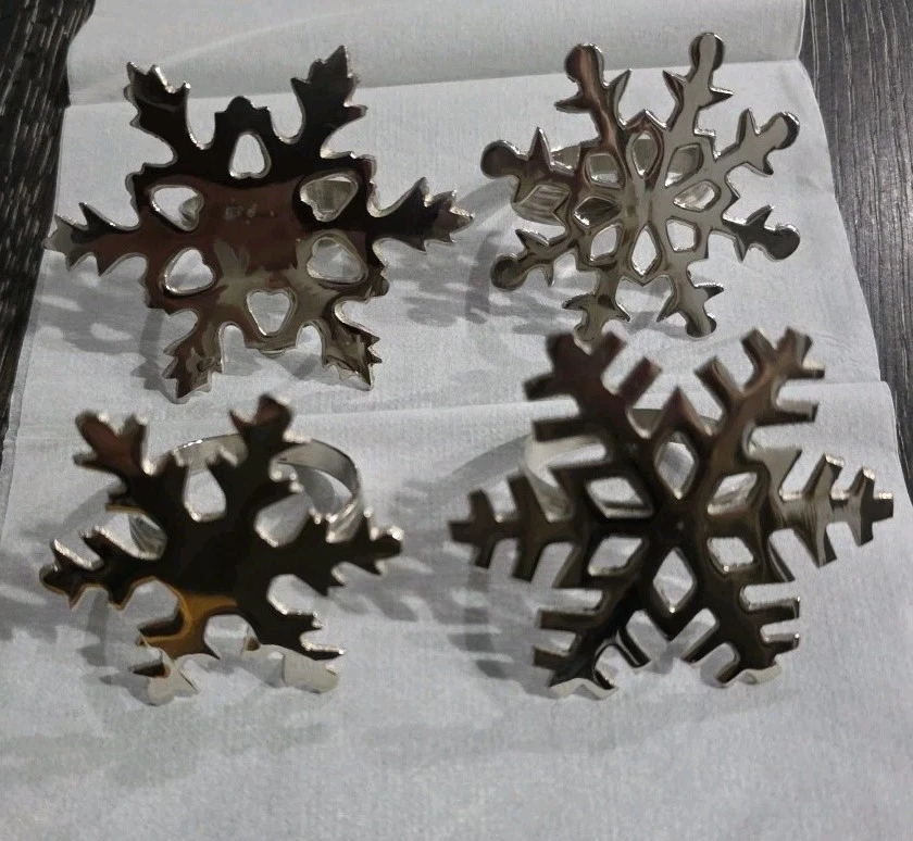 Anillos de servilleta de plata Pottery Barn Navidad Invierno Copo de nieve 12 anillos de servilleta Foto 3 de 4