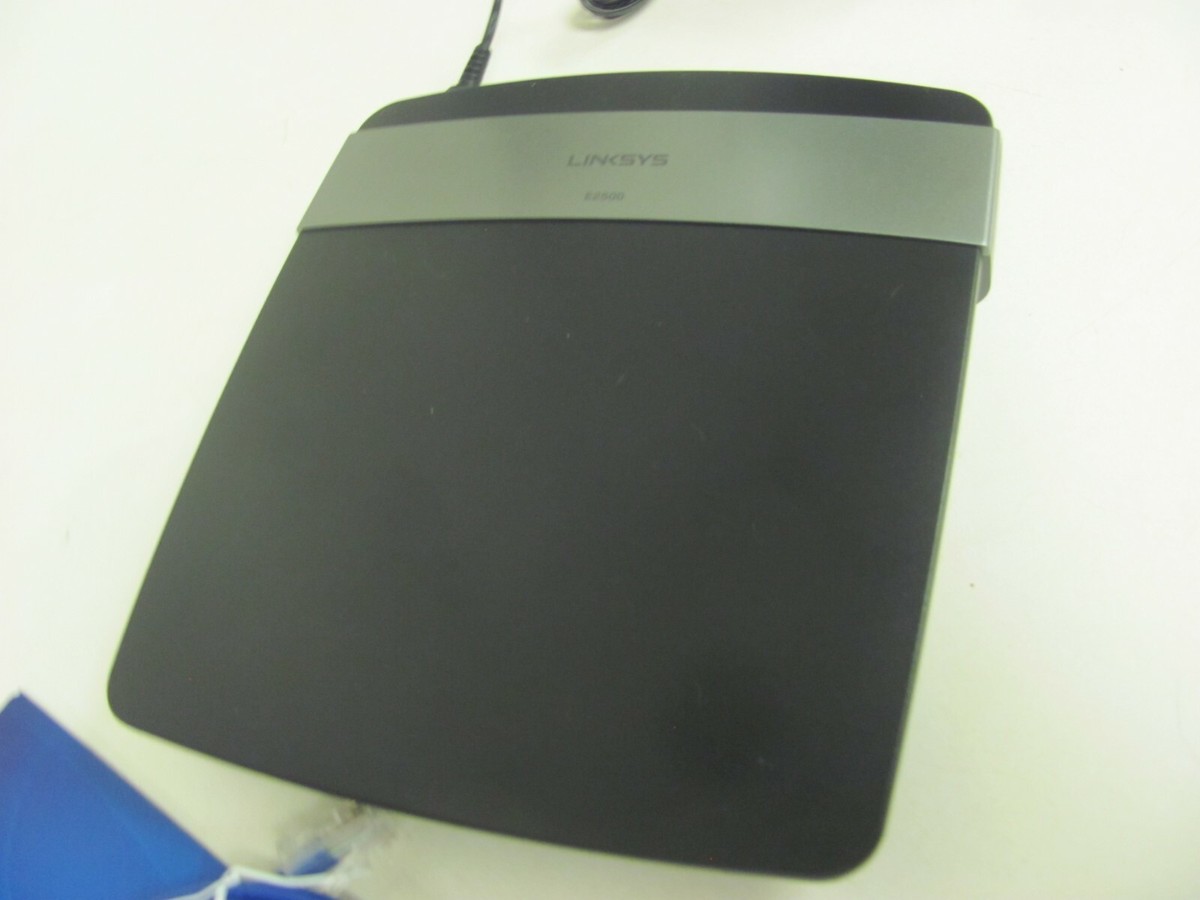 Glasvezelinternet. Netwerkkabels Die Met Een Router Worden Verbonden Draadloze Internetrouter Aangesloten Kabels Image193361028
