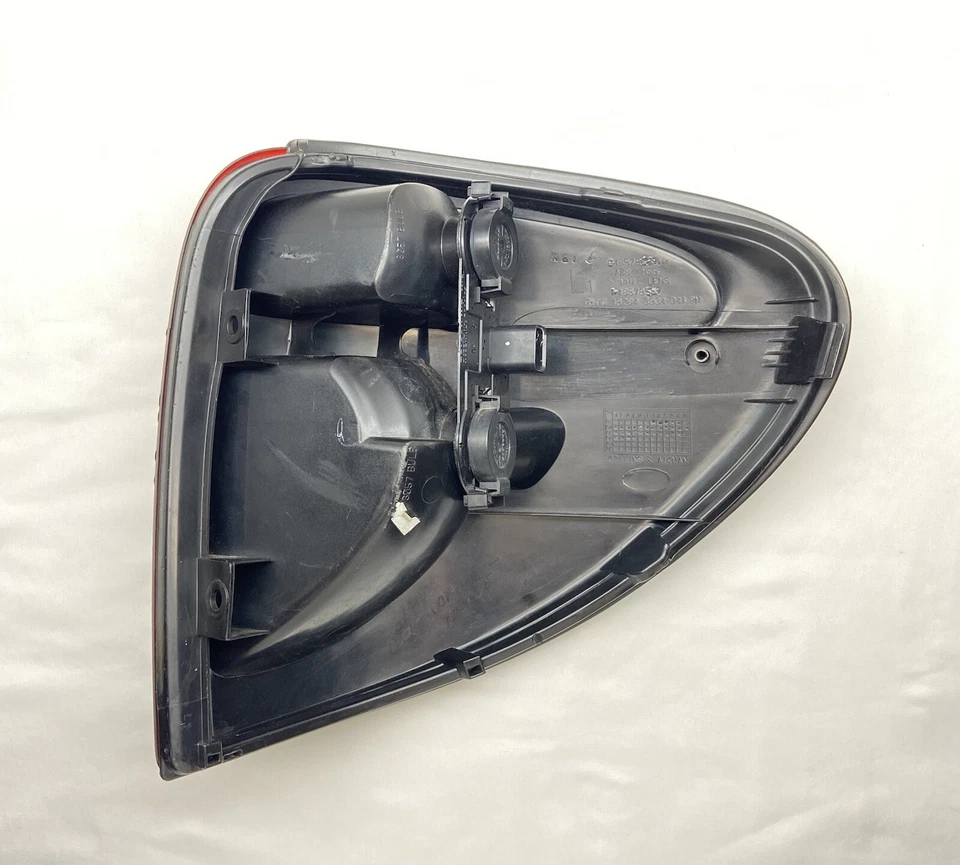 Lanterna traseira lateral esquerda do motorista Dodge Caravan 2004-2007 com verniz escuro fabricante de equipamento original - Imagem 2 de 4