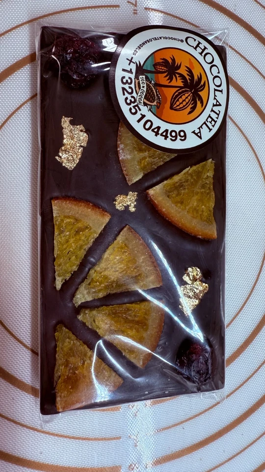 Barra de chocolate negro 70% cubierta con cereza naranja dulce y oro hecha a mano 100g. Foto 4 de 4