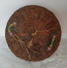 Ancien panier à couture rond chinois en osier tissé avec monnaies et perles de verre de Pékin