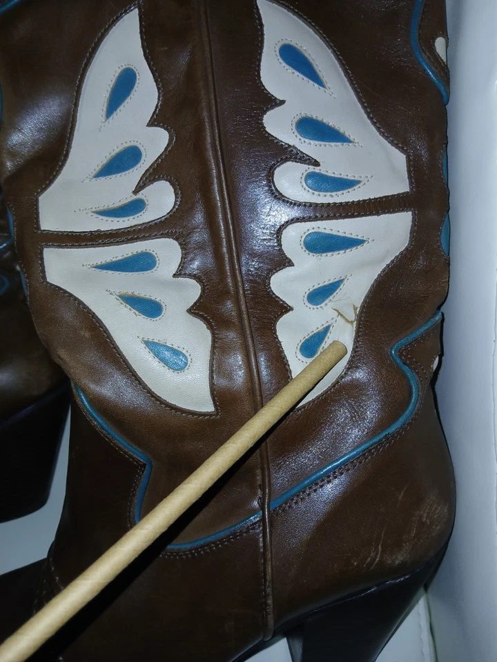 Botas vaqueras occidentales de cuero marrón con diseño recortado Foto 4 de 4