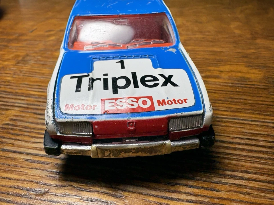 Corgi Rover 3500 Triplex Rally Race Car Esso 1:43 Scale England 5" Long - Image 2 of 4