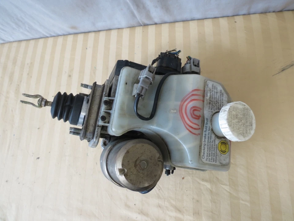 03 04 05 Mitsubishi Montero Hydraulic Master Power Booster Brake Pump MR569728 - Image 2 of 4