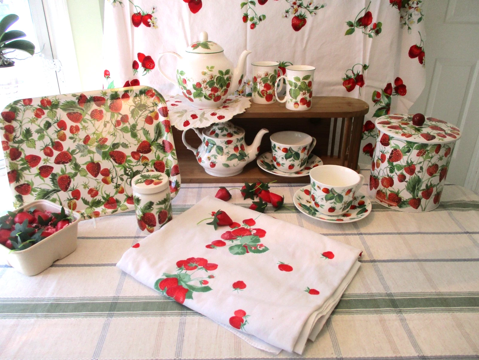 Strawberry Garden Birch Tray - Thumbnail 3