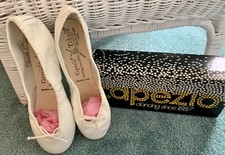 CAPEZIO WOMENS WHITE BALLET SLIPPERS-SIZE: 5.5