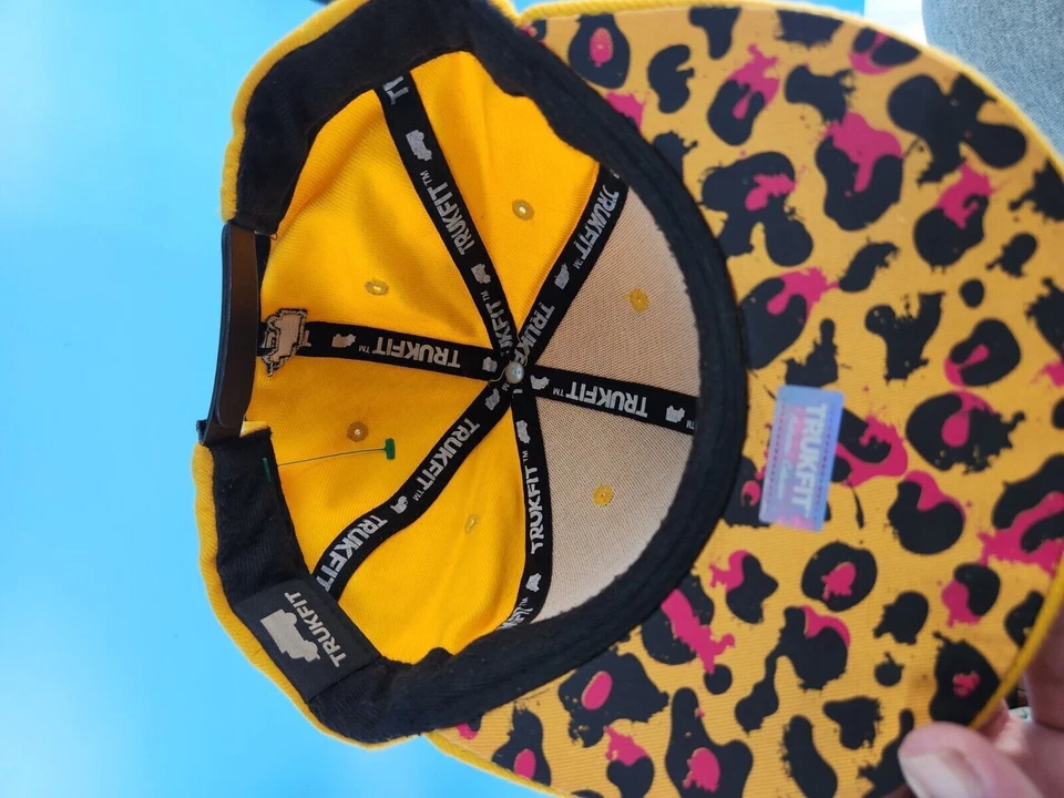 Chapéu Trukfit amarelo bordado com estampa de chita - Imagem 3 de 3