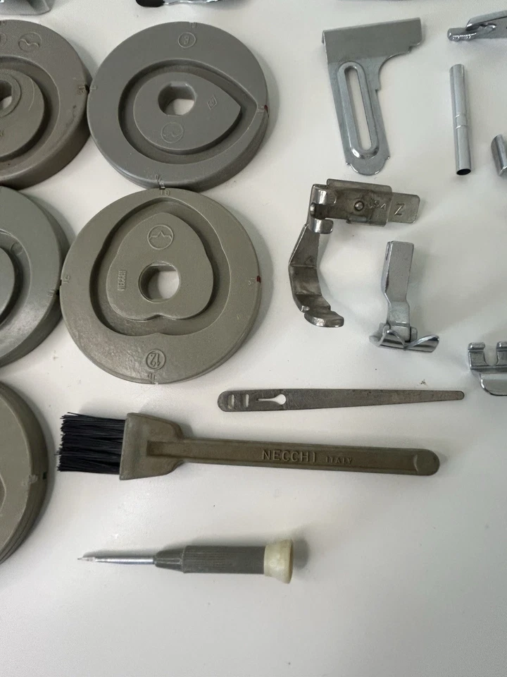 Manual de instrucciones de costura Necchi B.U Mira, Necchi Sewing Ma hit. Kit de accesorios Foto 4 de 4