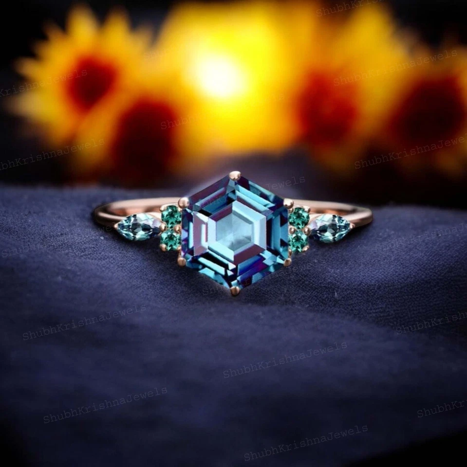 Anillo de regalo de plata de ley 925 de 6 mm de corte hexagonal creado en laboratorio alejandrita para mujer Foto 2 de 4