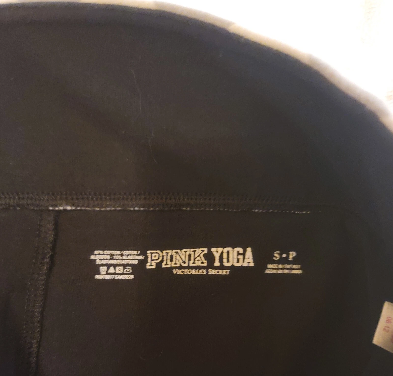victoria-secret-vs yoga logo cropped leggings