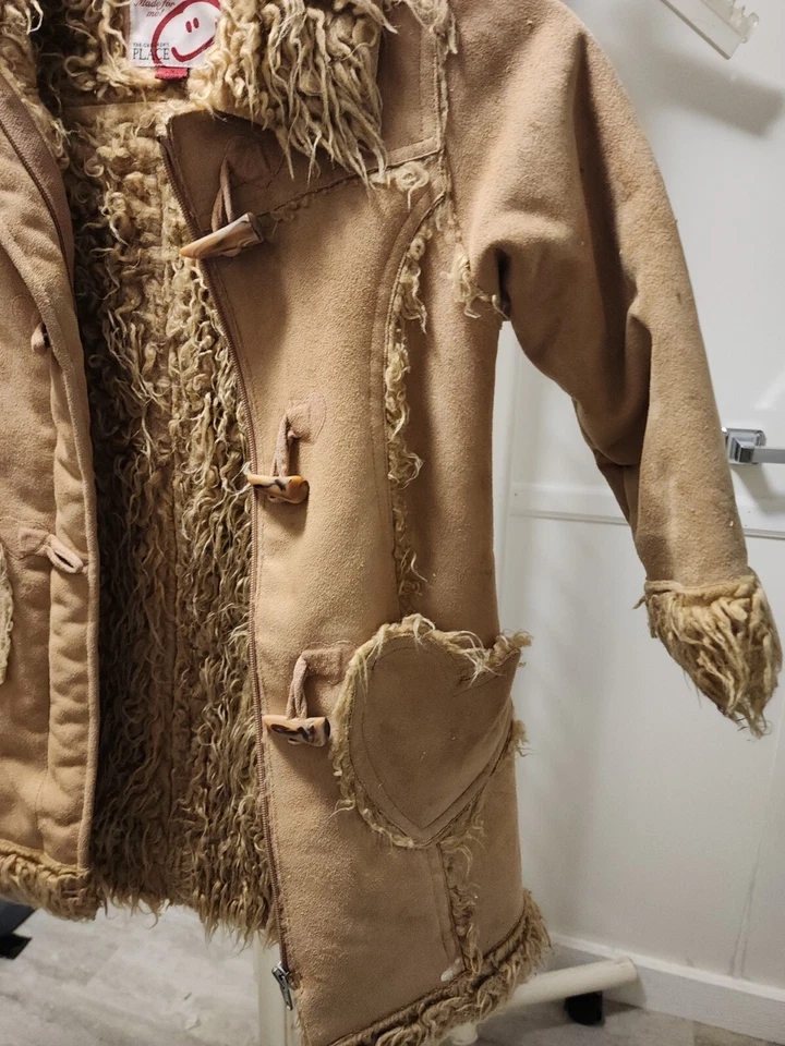 Abrigo para niñas The Childrens Place talla 5/6 forrado sharpa, corazones de gamuza, cremallera. Foto 3 de 4