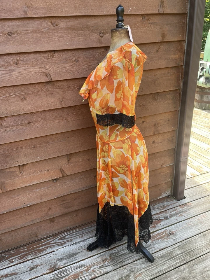 Organza de 1920, Estampado Floral de Hibisco Naranja Brillante, Borde de Encaje Negro Foto 3 de 4