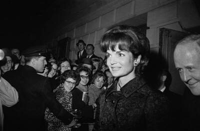 Target admiring glances from crowd Mrs Jacqueline Kennedy leave- 1962 Old Photo