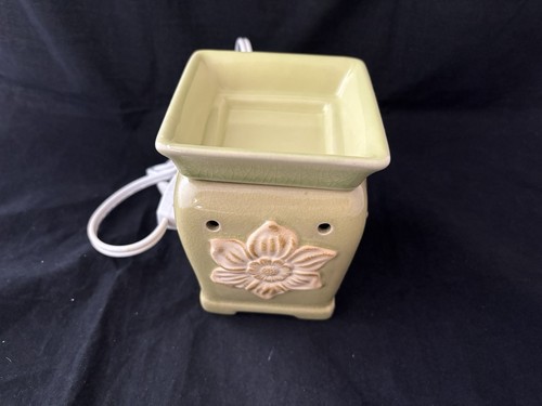 Scentsy Daphne Mid Size Warmer with Bulb Retired - Picture 13 of 13