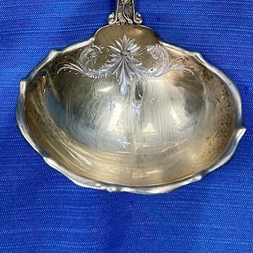 Большой твердый суповый ковш Gorham Cluny из чистого серебра 123⁄4 дюйма - золотистая стирка яркая - огранка - Изображение 4 из 4