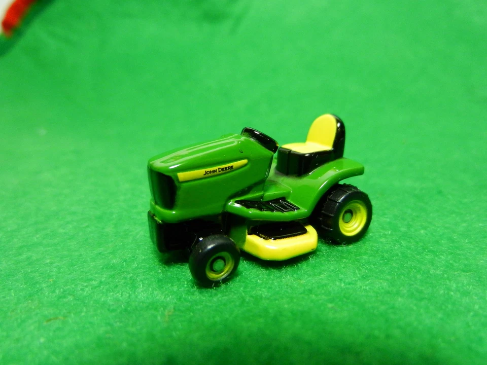 1:64 ERTL John Deere Riding Lawn Mower NEAT! - Image 3 of 3