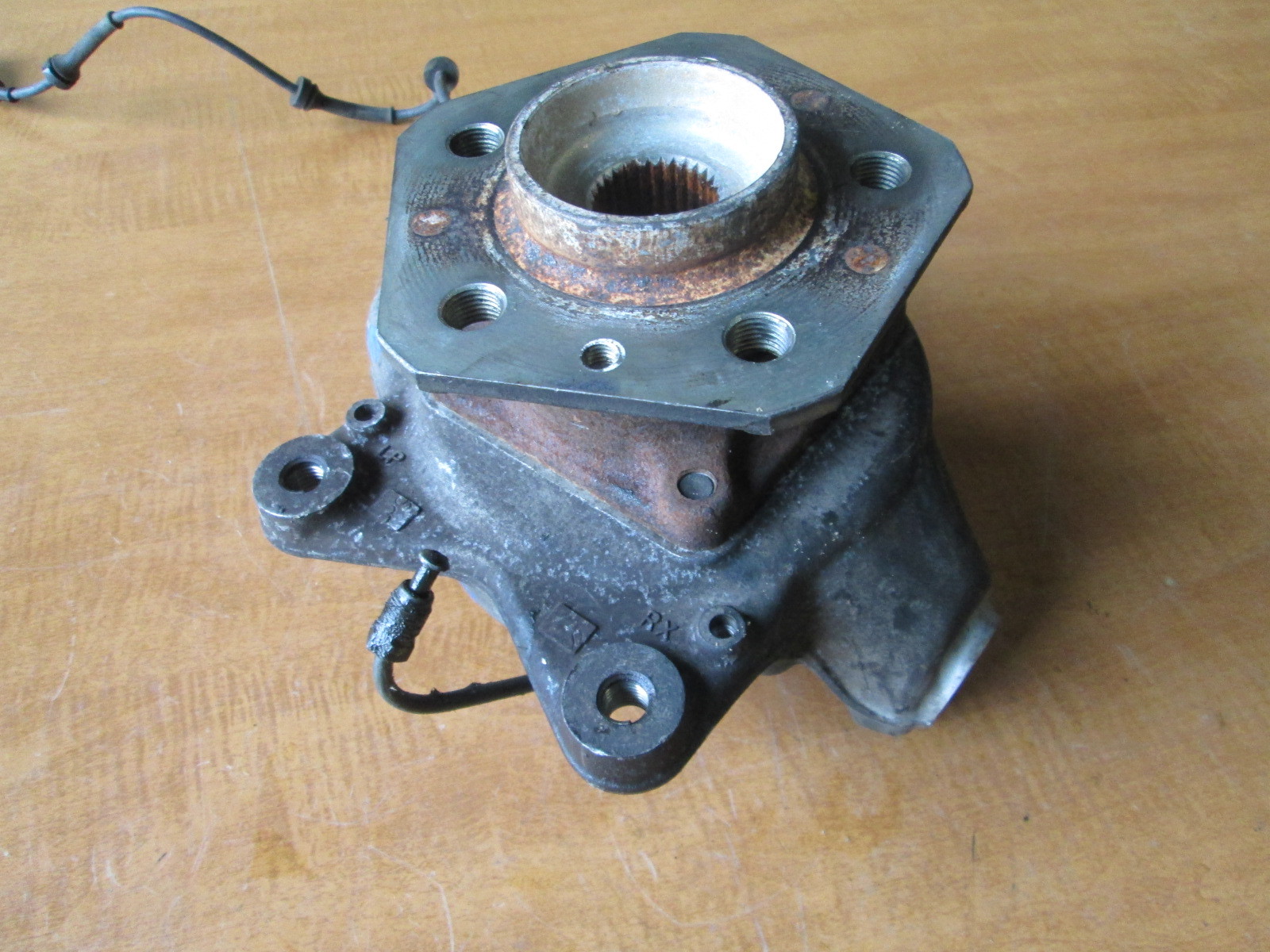 Maserati Coupe - RH Front Hub - Knuckle / Spindle / Wheel Bearing  197754 