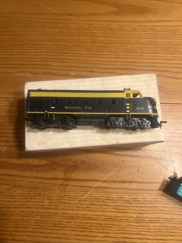 Tyco Mantua 4015 Sant Fe Locomotive-Blue & Yellow - Picture 2 of 7