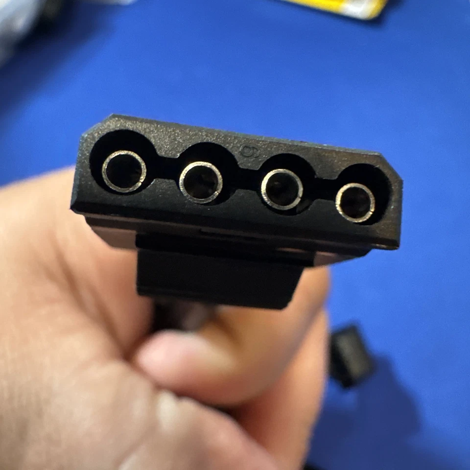 Corsair YESTONE P01001 CONNECTORS CABLE 4pin PCI-E / Peripheral to 6-Pin PCI-E - Image 4 of 4