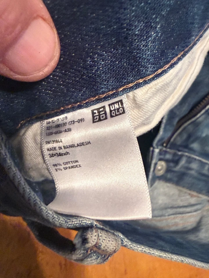 Jeans masculino reto slim fit Uniqlo 34 x 32 lavagem escura azul stretch jeans E10 - Imagem 4 de 4