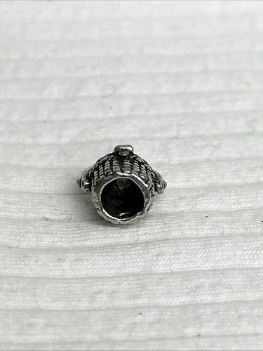 Silver tone Woven Basket Pendant/Charm - Picture 3 of 4