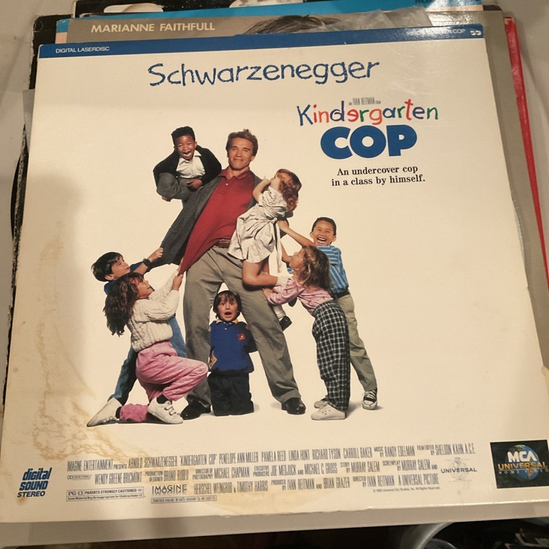 KINDERGARTEN COP Laserdisc LD VERY GOOD CONDITION VERY RARE GREAT FUNNY FILM!
