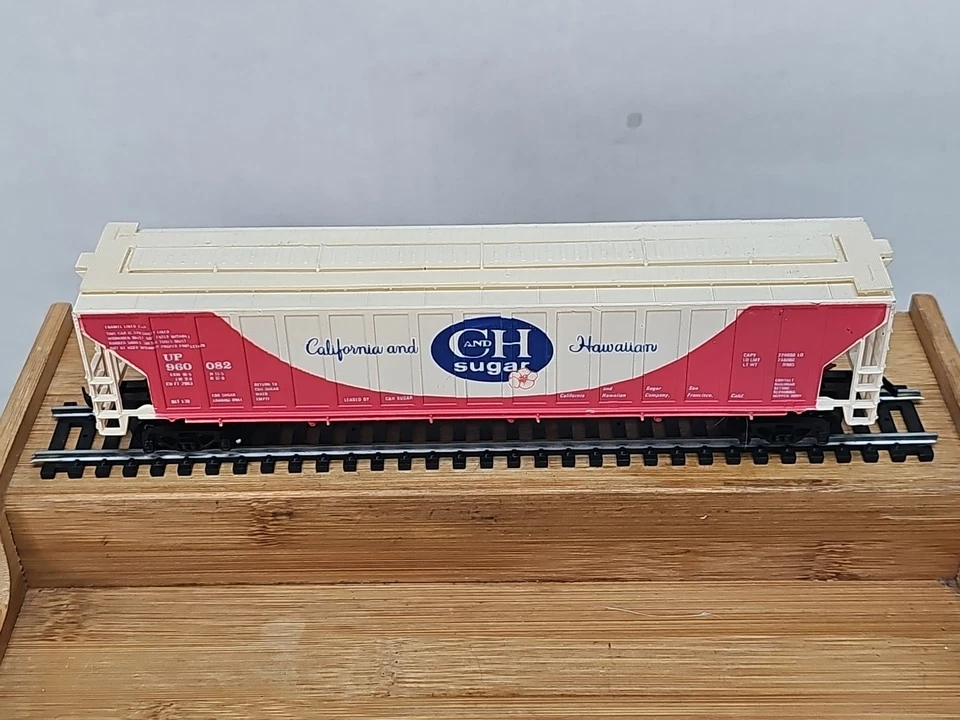 Tyco 3-Bay Center Flow Hopper ~Weathered ~ C&H Sugar Rd# UP 960082 - HO - Image 2 of 4