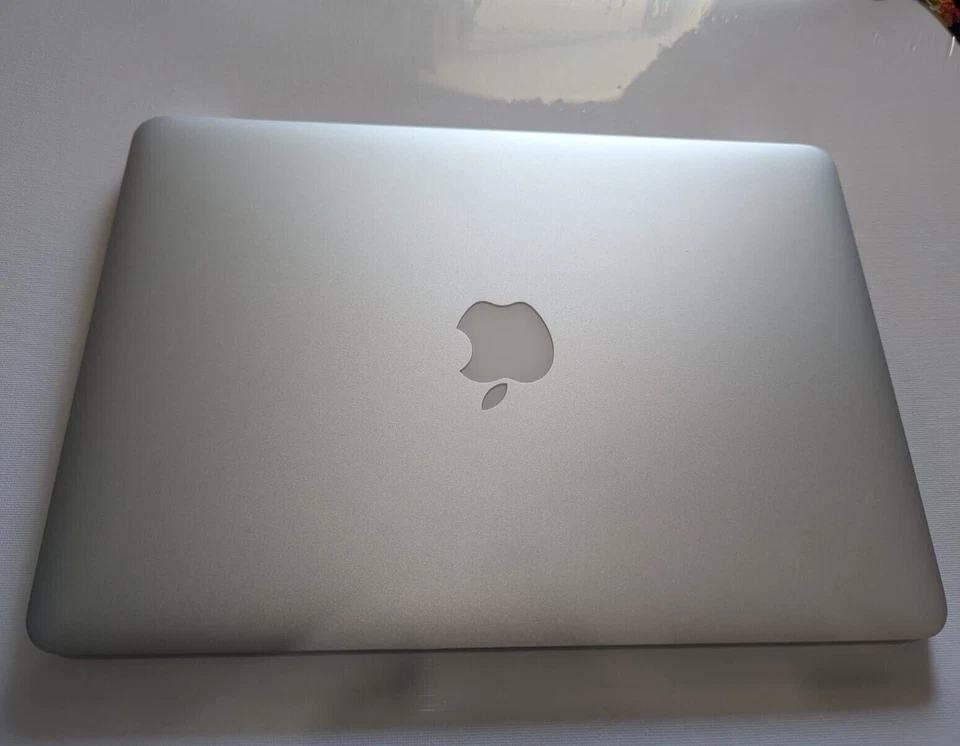 Apple MacBook Pro 13-inch RETINA Early 2015, i5 GHz 8GB RAM 128 GB-Very Good - Image 3 of 4