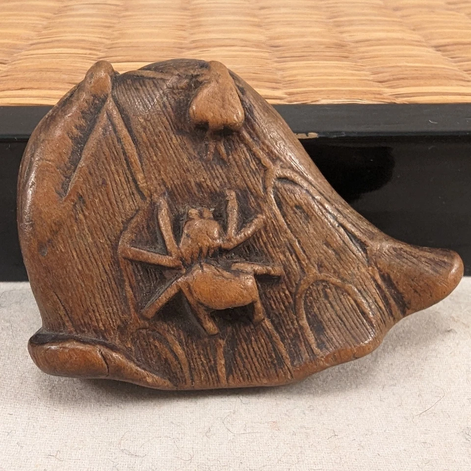 Araña y mosca Netsuke de madera antigua japonesa en hoja de loto Japón Foto 2 de 4