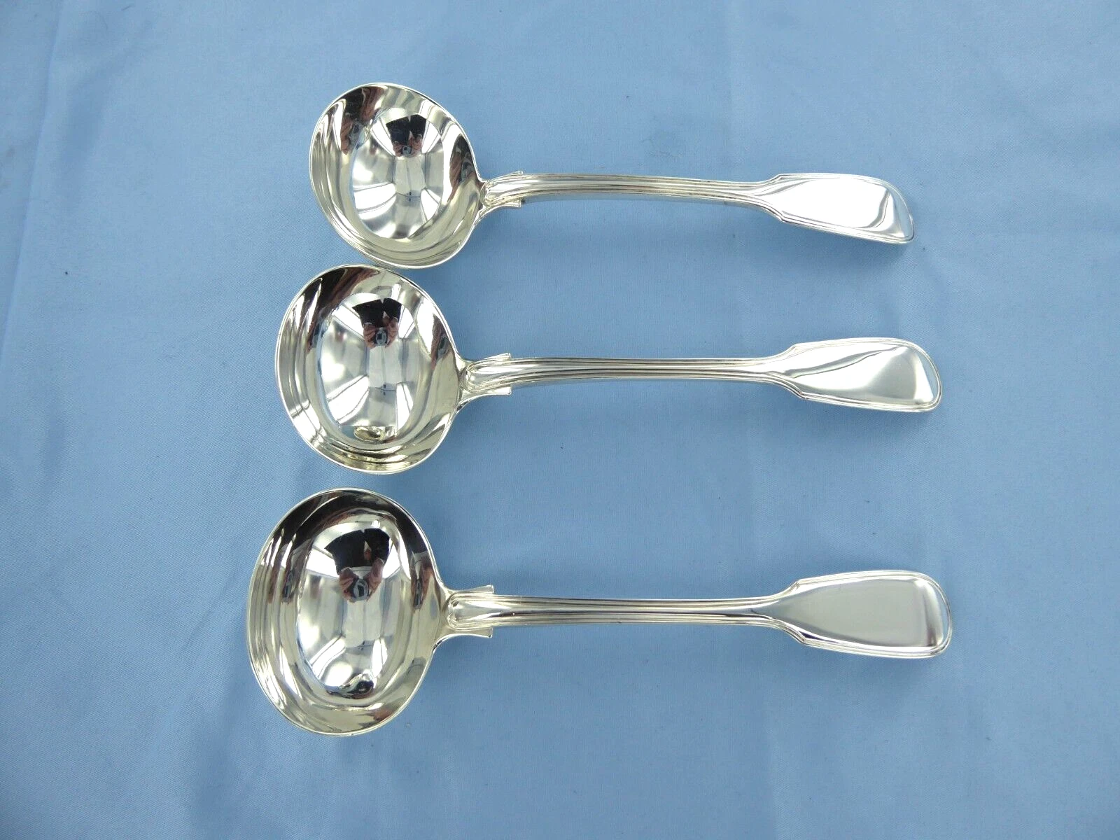 AN ANTIQUE SET OF THREE STERLING SILVER FIDDLE THREAD SAUCE LADLES LONDON 1835.