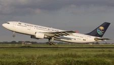 Airbus A300B4-605R Saudi Arabian Airlines Desk Wood Airplane Model Small 1/144