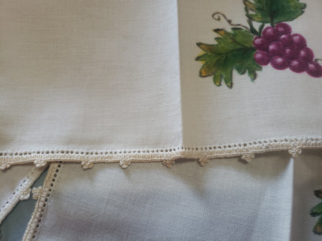 Vintage Linen Grapes Tablecloth Hand Painted Grapes Vine 4 Napkins 37 x 34"