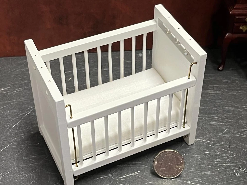 Casa de muñecas miniatura cama bebé cuna con colchón escala 1:12 pulgadas F212 Dollys Gallery Foto 2 de 3