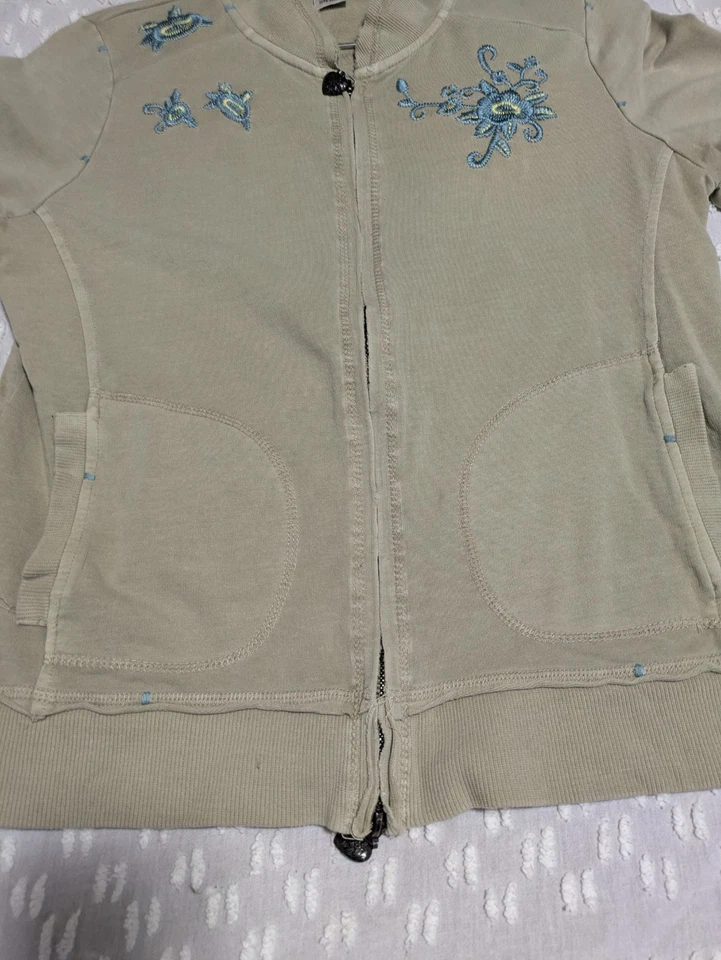 Conjunto de Moletom Vertigo Paris Y2K Feminino Jaqueta Grande, Calça Bege Bordado CE  - Imagem 4 de 4