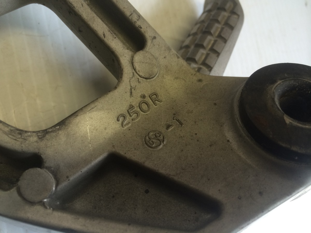 ぱみぺぺページ OEM right passenger foot peg assembly from 1993 KAWASAKI NINJA ZX6