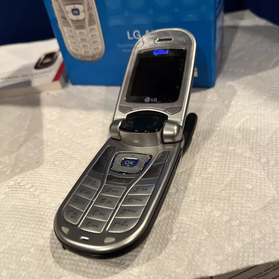 LG AX390 - Black and Silver ( Alltel CDMA ) Cellular Flip Phone - Image 4 of 4