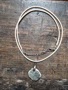 Collier pendentif galet