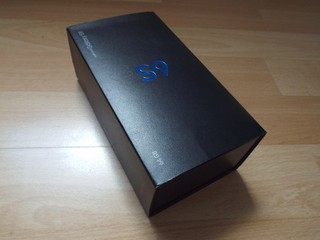 Leerbox Samsung Galaxy S9 64GB mit Earbuds Ladestecker USB Stecker / Adapter