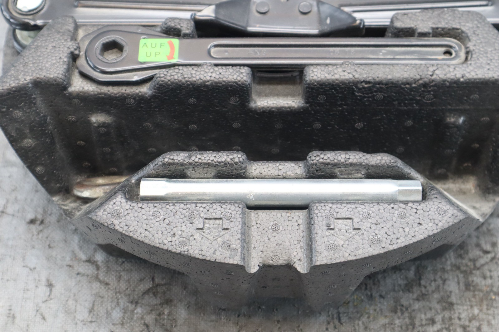 2019 LAMBORGHINI URUS 4.0L V8 OEM EMERGENCY SPARE TIRE JACK TOOL KIT