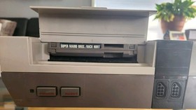 Original Nintendo  1985 NES - 001  (2) Zapper guns (2) gaming joystick (s). 