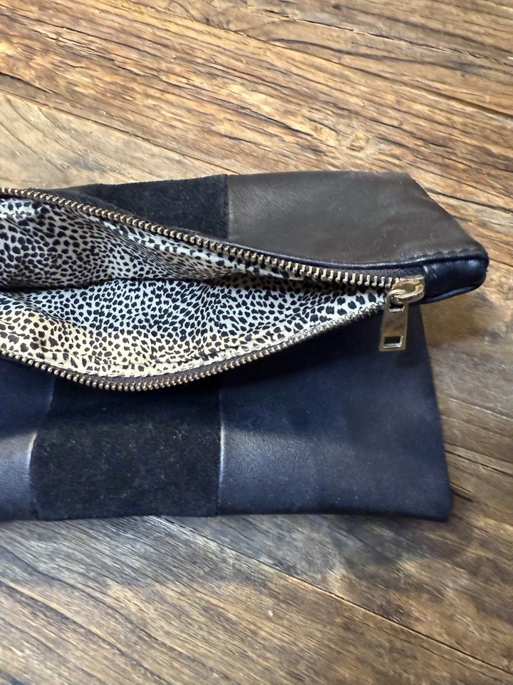 Cartera sin asas de cuero y gamuza negra con cremallera y cierre magnético plegable Foto 2 de 4