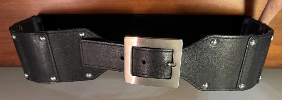 "Cinturón elástico elástico con tachuelas de cuero negro M/L de 2,5"" de ancho para mujer Calvin Klein" Foto 2 de 4