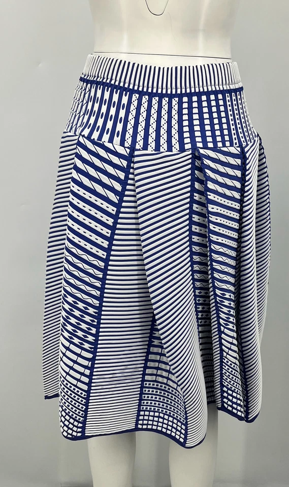 Falda asimétrica texturizada estampada geométrica azul/blanca Issey Miyake talla 2 Foto 3 de 4