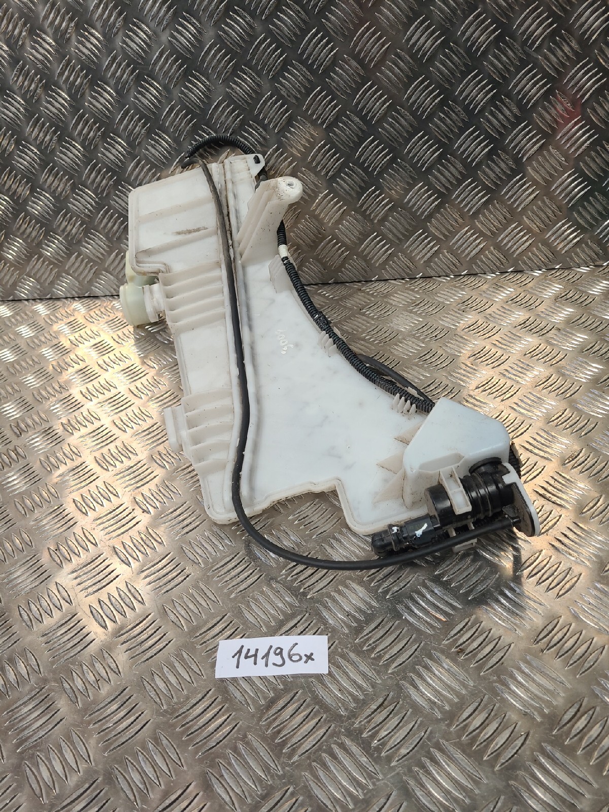 2018 PEUGEOT 3008 WASHER BOTTLE WITH PUMP 9826400780 eBay