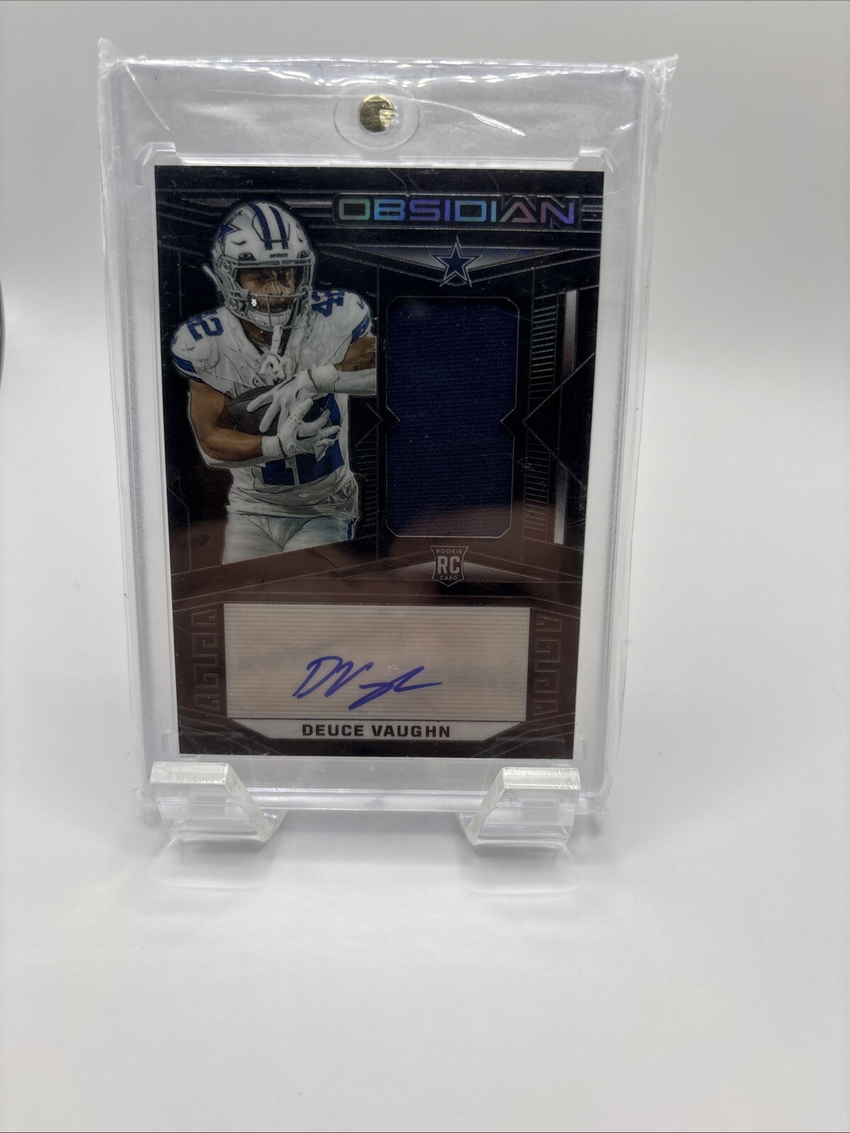 2023 Panini Obsidian - Rookie Jersey Autographs #230 Deuce Vaughn 100/199