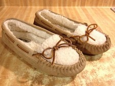 Minnetonka Moccasin Womens 8M Cally Tan Leather Bowtie Fuzzy Lined Loafer Flat